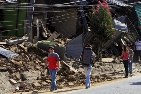 Şili'de meydana gelen 8,8 büyüklüğündeki depremde ölenlerin sayısı 300'ü geçti
