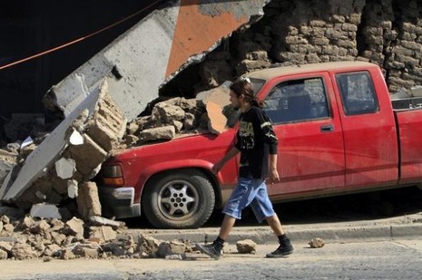 Şili'de meydana gelen 8,8 büyüklüğündeki depremde ölenlerin sayısı 300'ü geçti