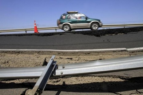 Şili'de meydana gelen 8,8 büyüklüğündeki depremde ölenlerin sayısı 300'ü geçti
