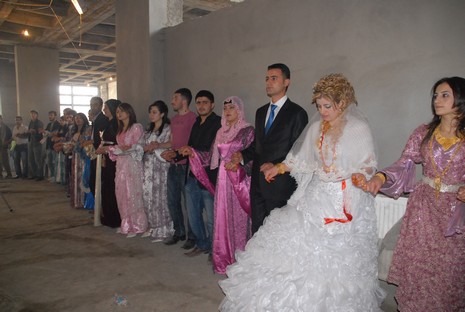 İlkbaharın gelmesiyle beraber düğünlerimizde başladı. 03-04 Nisan 2010 tarihinde evlenen iki çiftçi sayfamıza taşıdık...