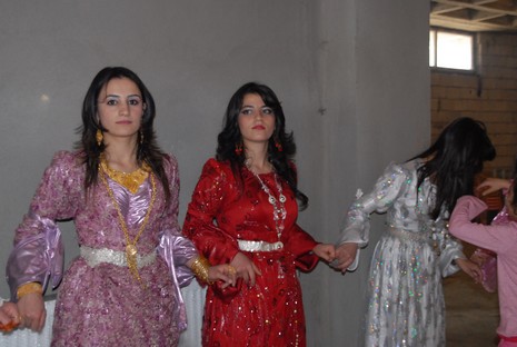 İlkbaharın gelmesiyle beraber düğünlerimizde başladı. 03-04 Nisan 2010 tarihinde evlenen iki çiftçi sayfamıza taşıdık...