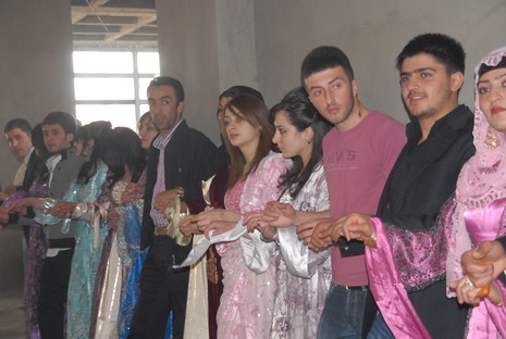 İlkbaharın gelmesiyle beraber düğünlerimizde başladı. 03-04 Nisan 2010 tarihinde evlenen iki çiftçi sayfamıza taşıdık...