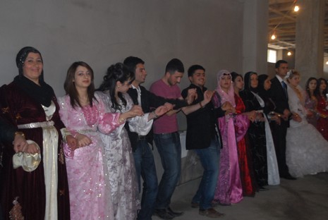 İlkbaharın gelmesiyle beraber düğünlerimizde başladı. 03-04 Nisan 2010 tarihinde evlenen iki çiftçi sayfamıza taşıdık...