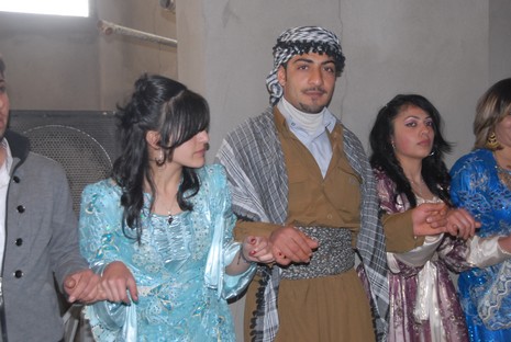 İlkbaharın gelmesiyle beraber düğünlerimizde başladı. 03-04 Nisan 2010 tarihinde evlenen iki çiftçi sayfamıza taşıdık...