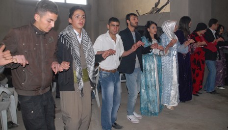 İlkbaharın gelmesiyle beraber düğünlerimizde başladı. 03-04 Nisan 2010 tarihinde evlenen iki çiftçi sayfamıza taşıdık...