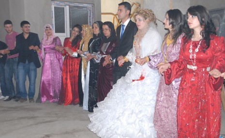 İlkbaharın gelmesiyle beraber düğünlerimizde başladı. 03-04 Nisan 2010 tarihinde evlenen iki çiftçi sayfamıza taşıdık...