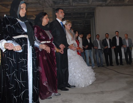 İlkbaharın gelmesiyle beraber düğünlerimizde başladı. 03-04 Nisan 2010 tarihinde evlenen iki çiftçi sayfamıza taşıdık...