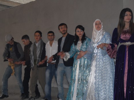 İlkbaharın gelmesiyle beraber düğünlerimizde başladı. 03-04 Nisan 2010 tarihinde evlenen iki çiftçi sayfamıza taşıdık...