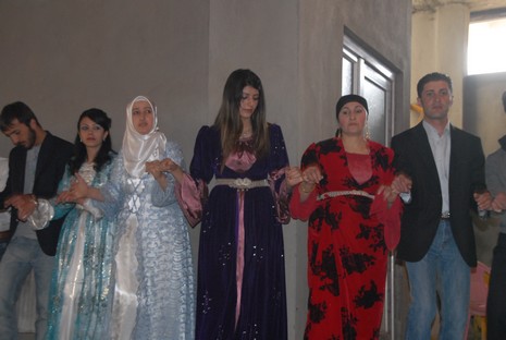 İlkbaharın gelmesiyle beraber düğünlerimizde başladı. 03-04 Nisan 2010 tarihinde evlenen iki çiftçi sayfamıza taşıdık...