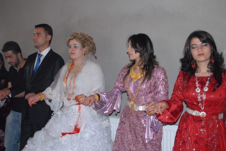 İlkbaharın gelmesiyle beraber düğünlerimizde başladı. 03-04 Nisan 2010 tarihinde evlenen iki çiftçi sayfamıza taşıdık...