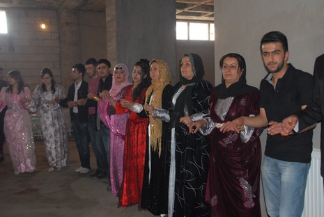 İlkbaharın gelmesiyle beraber düğünlerimizde başladı. 03-04 Nisan 2010 tarihinde evlenen iki çiftçi sayfamıza taşıdık...