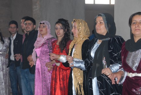 İlkbaharın gelmesiyle beraber düğünlerimizde başladı. 03-04 Nisan 2010 tarihinde evlenen iki çiftçi sayfamıza taşıdık...