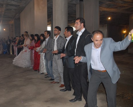 İlkbaharın gelmesiyle beraber düğünlerimizde başladı. 03-04 Nisan 2010 tarihinde evlenen iki çiftçi sayfamıza taşıdık...