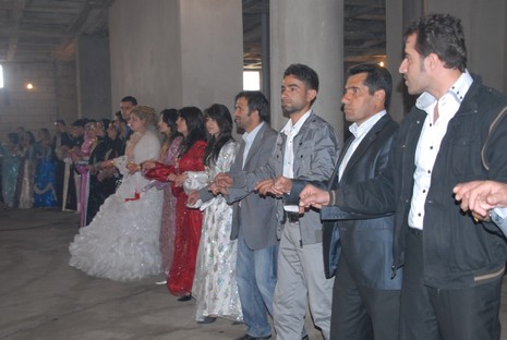 İlkbaharın gelmesiyle beraber düğünlerimizde başladı. 03-04 Nisan 2010 tarihinde evlenen iki çiftçi sayfamıza taşıdık...