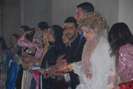 İlkbaharın gelmesiyle beraber düğünlerimizde başladı. 03-04 Nisan 2010 tarihinde evlenen iki çiftçi sayfamıza taşıdık...