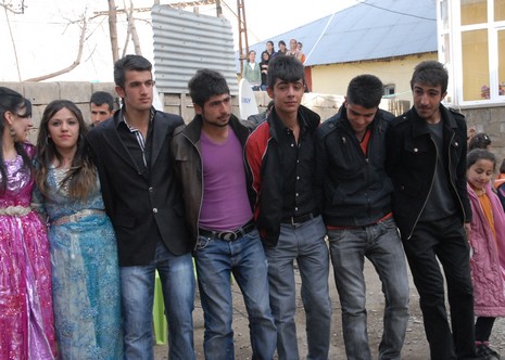 İlkbaharın gelmesiyle beraber düğünlerimizde başladı. 03-04 Nisan 2010 tarihinde evlenen iki çiftçi sayfamıza taşıdık...