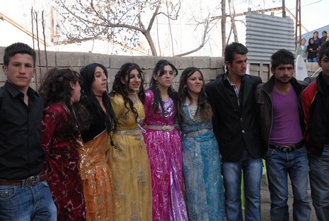 İlkbaharın gelmesiyle beraber düğünlerimizde başladı. 03-04 Nisan 2010 tarihinde evlenen iki çiftçi sayfamıza taşıdık...