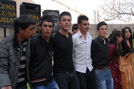 İlkbaharın gelmesiyle beraber düğünlerimizde başladı. 03-04 Nisan 2010 tarihinde evlenen iki çiftçi sayfamıza taşıdık...