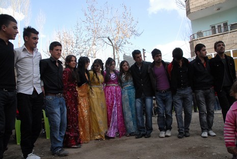 İlkbaharın gelmesiyle beraber düğünlerimizde başladı. 03-04 Nisan 2010 tarihinde evlenen iki çiftçi sayfamıza taşıdık...