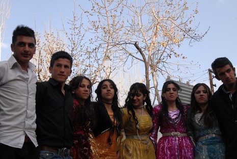 İlkbaharın gelmesiyle beraber düğünlerimizde başladı. 03-04 Nisan 2010 tarihinde evlenen iki çiftçi sayfamıza taşıdık...