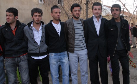 İlkbaharın gelmesiyle beraber düğünlerimizde başladı. 03-04 Nisan 2010 tarihinde evlenen iki çiftçi sayfamıza taşıdık...