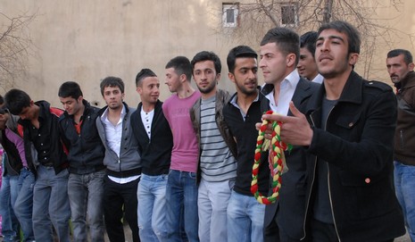 İlkbaharın gelmesiyle beraber düğünlerimizde başladı. 03-04 Nisan 2010 tarihinde evlenen iki çiftçi sayfamıza taşıdık...