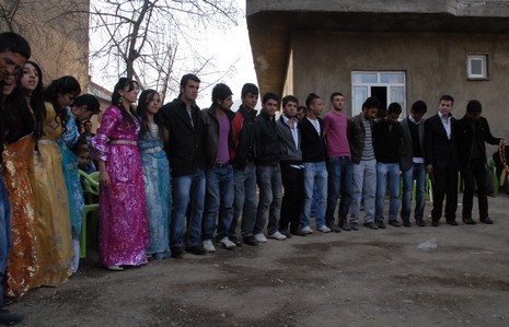 İlkbaharın gelmesiyle beraber düğünlerimizde başladı. 03-04 Nisan 2010 tarihinde evlenen iki çiftçi sayfamıza taşıdık...