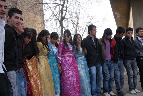 İlkbaharın gelmesiyle beraber düğünlerimizde başladı. 03-04 Nisan 2010 tarihinde evlenen iki çiftçi sayfamıza taşıdık...