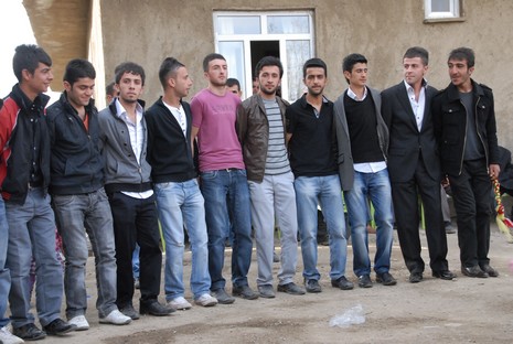 İlkbaharın gelmesiyle beraber düğünlerimizde başladı. 03-04 Nisan 2010 tarihinde evlenen iki çiftçi sayfamıza taşıdık...