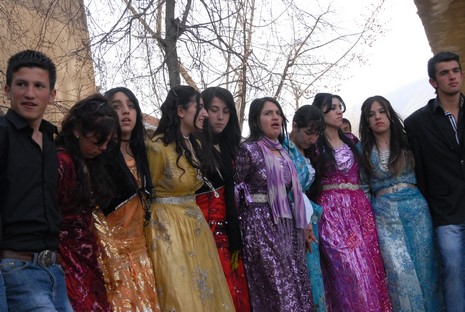 İlkbaharın gelmesiyle beraber düğünlerimizde başladı. 03-04 Nisan 2010 tarihinde evlenen iki çiftçi sayfamıza taşıdık...