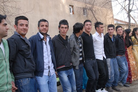 İlkbaharın gelmesiyle beraber düğünlerimizde başladı. 03-04 Nisan 2010 tarihinde evlenen iki çiftçi sayfamıza taşıdık...