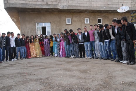 İlkbaharın gelmesiyle beraber düğünlerimizde başladı. 03-04 Nisan 2010 tarihinde evlenen iki çiftçi sayfamıza taşıdık...