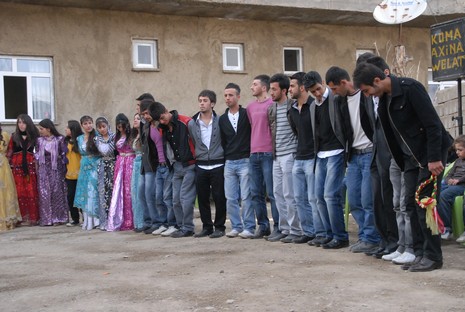 İlkbaharın gelmesiyle beraber düğünlerimizde başladı. 03-04 Nisan 2010 tarihinde evlenen iki çiftçi sayfamıza taşıdık...