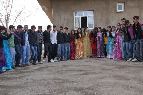 İlkbaharın gelmesiyle beraber düğünlerimizde başladı. 03-04 Nisan 2010 tarihinde evlenen iki çiftçi sayfamıza taşıdık...