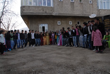 İlkbaharın gelmesiyle beraber düğünlerimizde başladı. 03-04 Nisan 2010 tarihinde evlenen iki çiftçi sayfamıza taşıdık...