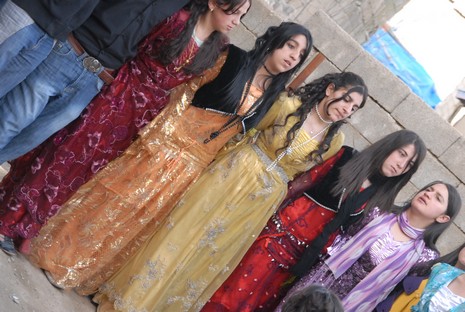 İlkbaharın gelmesiyle beraber düğünlerimizde başladı. 03-04 Nisan 2010 tarihinde evlenen iki çiftçi sayfamıza taşıdık...