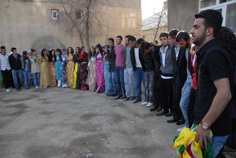 İlkbaharın gelmesiyle beraber düğünlerimizde başladı. 03-04 Nisan 2010 tarihinde evlenen iki çiftçi sayfamıza taşıdık...