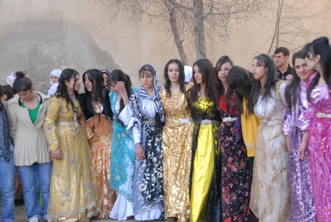 İlkbaharın gelmesiyle beraber düğünlerimizde başladı. 03-04 Nisan 2010 tarihinde evlenen iki çiftçi sayfamıza taşıdık...