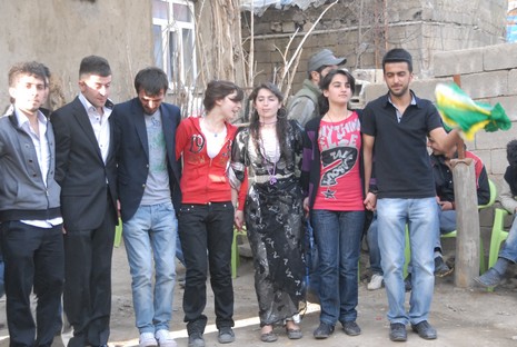 İlkbaharın gelmesiyle beraber düğünlerimizde başladı. 03-04 Nisan 2010 tarihinde evlenen iki çiftçi sayfamıza taşıdık...