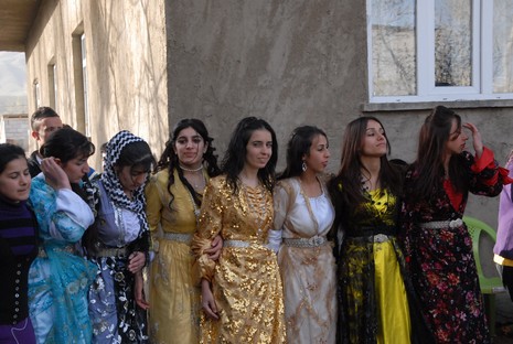 İlkbaharın gelmesiyle beraber düğünlerimizde başladı. 03-04 Nisan 2010 tarihinde evlenen iki çiftçi sayfamıza taşıdık...