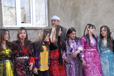 İlkbaharın gelmesiyle beraber düğünlerimizde başladı. 03-04 Nisan 2010 tarihinde evlenen iki çiftçi sayfamıza taşıdık...