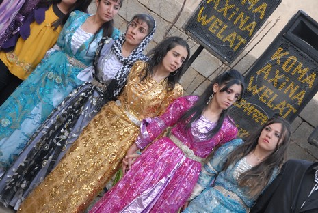 İlkbaharın gelmesiyle beraber düğünlerimizde başladı. 03-04 Nisan 2010 tarihinde evlenen iki çiftçi sayfamıza taşıdık...