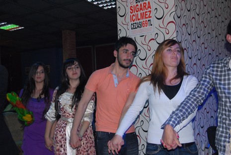 YGS' öncesi dershane öğrencileri strest attı. 