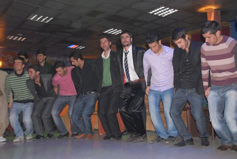 YGS' öncesi dershane öğrencileri strest attı. 