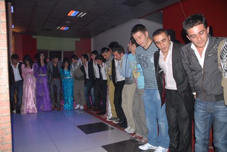 YGS' öncesi dershane öğrencileri strest attı. 