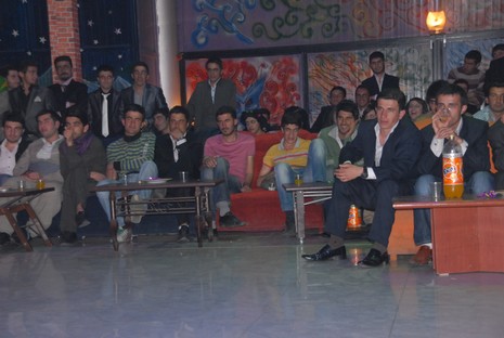 YGS' öncesi dershane öğrencileri strest attı. 