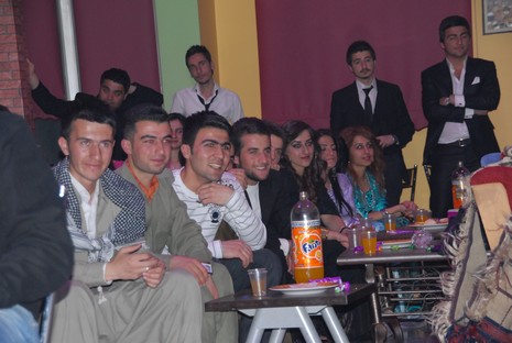 YGS' öncesi dershane öğrencileri strest attı. 