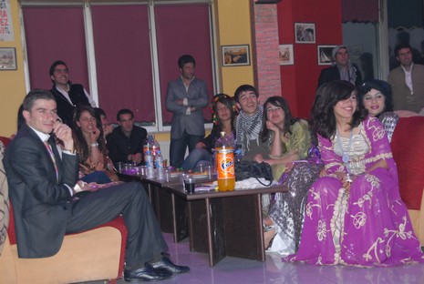 YGS' öncesi dershane öğrencileri strest attı. 