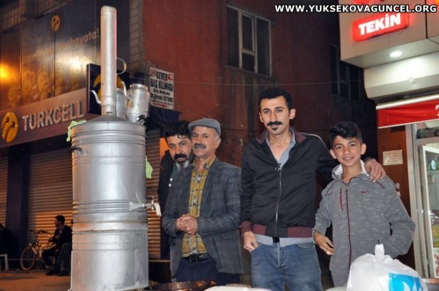 ÇAYCI - ÖMER TEKİN 

Rahmet ayı Ramazan'ın sonuna gelmenin hüznünü taşıyan müslümanlar,  Ramazan Bayramı'na ulaşmanın heyecanını ve mutluluğunu yaşıyor. Bu vesileyle tüm İslam aleminin Ramazan Bayramını kutluyorum.