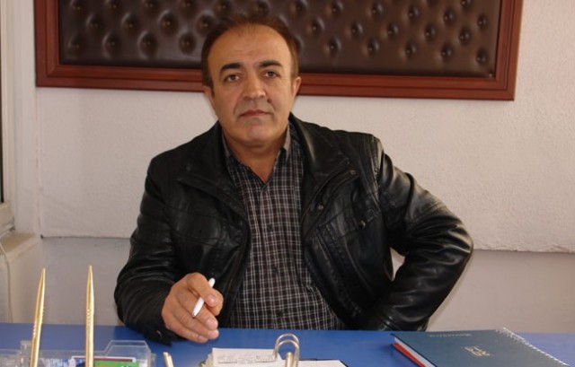 SABAHATTİN KEPENEK-YÜKSEKOVA ESNAF SANATKARLAR KREDİ VE KEFALET KOOPERATİFİ BAŞKANI:

Bi xweşî û nexweşiyên xwe ve me saleke din jî li dûv xwe hişt.
Sala 2015an li ber me ye. Sala nû wê gelek guhertinên dîrokî bi xwe re bîne.
Hêvî û baweriyên me geş in, xurt in ku sala 2015an wê li her çar perçeyên Kurdistanê û li temama cîhanê bibe sala azadiyê, bibe sala pêşketin û serfiraziyê.
Rizgarkirina Şingalê wê bibe destpêka serxwebûn û azadiya başûrê Kurdistanê.
Li Rojavayê Kurdistanê, bi berxwedana Kobanê û bi pêkanîna Mitabaqata Dihokê, bi îdareyeke li ser esasê hemahengî, yekgirtin û birêvebirina hevbeş a hemû partîyên kurd û Kurdistanî, wê rêya azadîya Rojavayê Kurdistanê vebe.